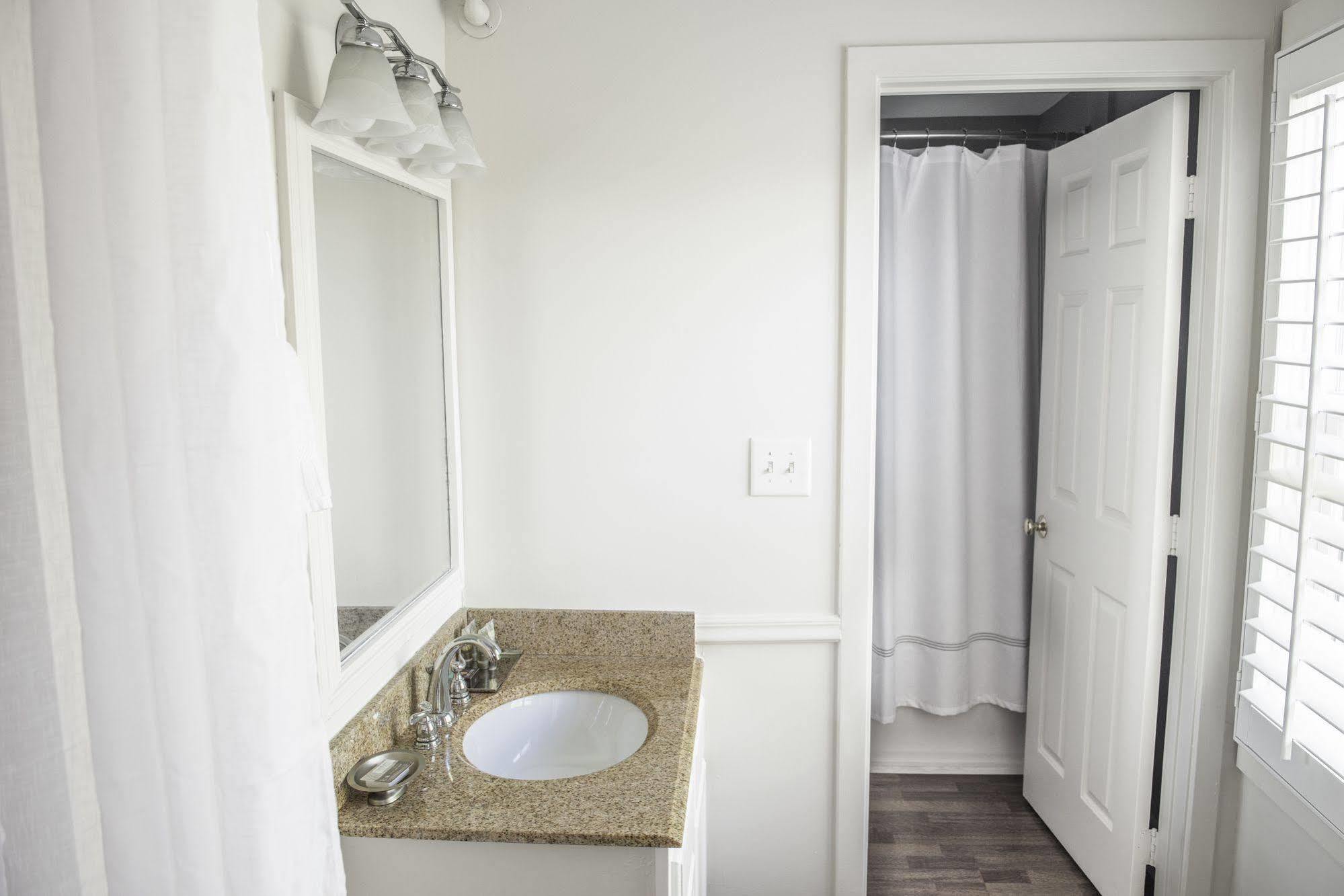 Vineyard Square Hotel And Suites เอ็ดการ์ทาวน์ ภายนอก รูปภาพ